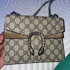 100%gucci comes with card and dust bag